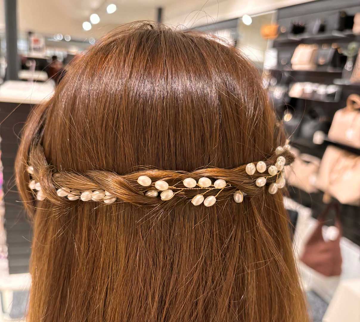 Skab den perfekte konfirmationsfrisure med Glitter - alt fra flotte hårspænder og perler til sløjfer og meget mere.